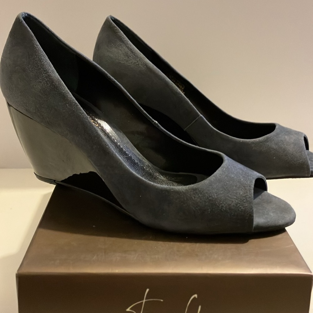 Franco Sarto Ladies Grey suede open toe shoes, size 6M, New in Box.